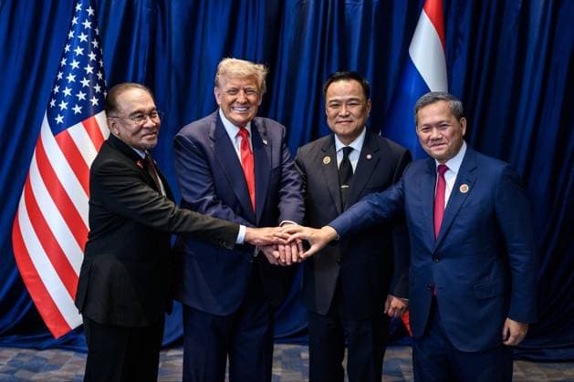 News Themen der Woche KW 43 News Bilder des Tages With Malaysia s Prime Minister Anwar Ibrahim (left) by his side, U.S. President Donald Trump oversees the signing of a ceasefire agreement between Thailand s Prime Minister Anutin Charnvirakul (second from right) and Cambodia s Prime Minister Hun Manet (right) on the sidelines of the 47th Association of Southeast Asian Nations (ASEAN) summit in Kuala Lumpur, Malaysia, on Sunday, October 26, 2025. Photo via The White House  WAX2025102618 THExWHITExHOUSE