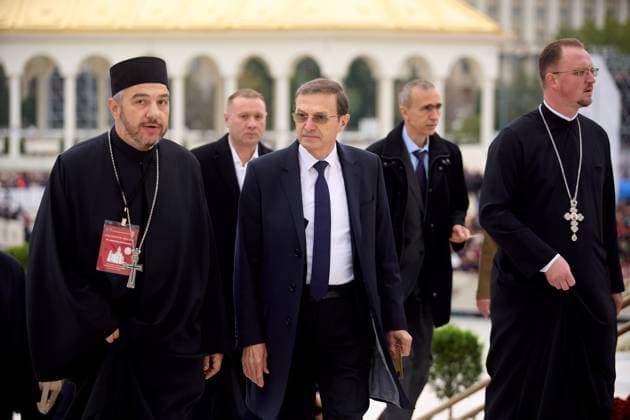 Worlds Largest Orthodox Cathedral, Icons Consecration, Bucharest, Romania Bucharest, Romania. 26th Oct, 2025: Academician Ioan Aurel Pop (C), president of the Romanian Academy, arrives at the Romanian National Cathedral to attend the consecration of the interior mosaic icons of the Cathedral, an event marking the centennial of the Romanian Orthodox Patriarchate and 140 years of Autocephaly. First proposed in 1881 during the reign of King Carol I, it has been under construction since 2010 and stands today as the largest Orthodox Cathedral in the world, dominating Bucharest with its over 130 meters height. Bucharest Romania Copyright: xLucianxAlecux