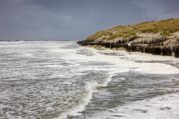 Norderney. 26 OKT 2025. Sturmtief Joshua Benjamin an der deutschen Nordseeküste. Wellen erreichen die Randdünen am Nordstrand von Norderney. NORDSEE. Ostfriesische Inseln. *** Norderney 26 OCT 2025 Storm Joshua Benjamin on the German North Sea coast Waves reach the edge dunes on the northern beach of Norderney NORDSEE East Frisian Islands Copyright: JanisMEYER Priller&MAUG JMY2X4297X