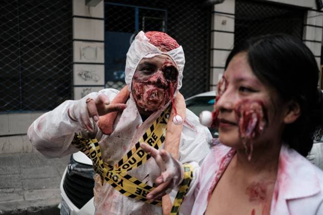 News Themen der Woche KW 43 News Bilder des Tages Zombie parade takes over streets of La Paz, Bolivia LA PAZ, BOLIVIA – OCTOBER 26: People in costumes participate in a zombie parade through the city center in La Paz, Bolivia, on October 26, 2025. Jorge Mateo Romay Salinas Anadolu La Paz Bolivia. Editorial use only. Please get in touch for any other usage.  Copyright: x2025xAnadoluxJorgexMateoxRomayxSalinasx