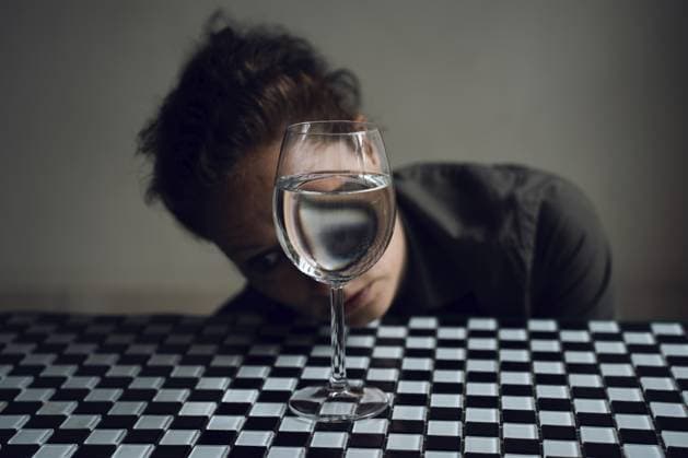 Frauengesicht hinter einem Weinglas, mit Spiegelung im Wasser Woman s face behind a wine glass, with reflection in water Copyright: imageBROKER FranziskaxRitter ibxadr15454710.jpg ,model released, Symbolfoto ,property released