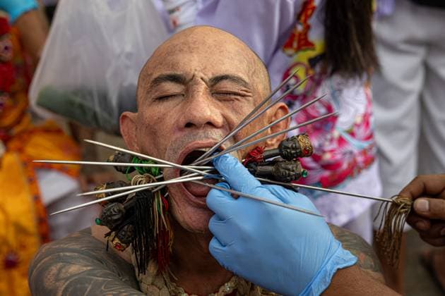 October 27, 2025, Phuket, Thailand: Devotees take part in the 200th anniversary of the Vegetarian Festival in Phuket, Thailand, Monday, October 27, 2025. Phuket Thailand - ZUMAm249 20251027_zip_m249_013 Copyright: xAndrexMalerbax