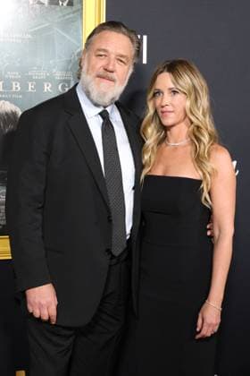 USA - 2025 AFI FEST - Nuremberg Premiere - Los Angeles LOS ANGELES - OCT 24: Russell Crowe, Britney Theriot at the 2025 AFI FEST - Nuremberg Premiere at the TCL Chinese Theater IMAX on October 24, 2025 in Los Angeles, CA Los Angeles CA USA  Copyright: xHPAx xHutchinsxPhotox