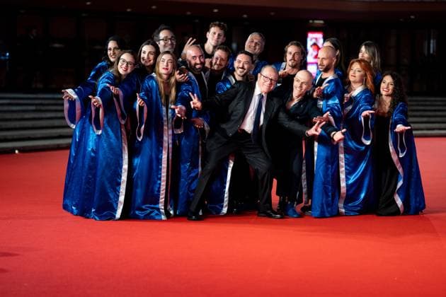 Vita Da Carlo Stagione Finale - Red Carpet - The 20th Rome Film Festival Carlo Verdone and the Blue Gospel Singers, directed by Mario Paduano, attend the Vita Da Carlo Stagione Finale red carpet during the 20th Rome Film Festival at Auditorium Parco Della Musica in Rome, Italy, on October 26, 2025. Rome Italy  Copyright: xLucaxCarlinox originalFilename: carlino-notitle251026_npD5j.jpg
