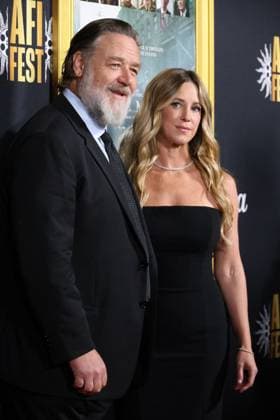 October 27, 2025, Los Angeles, Ca, USA: LOS ANGELES - OCT 24: Russell Crowe, Britney Theriot at the 2025 AFI FEST - Nuremberg Premiere at the TCL Chinese Theater IMAX on October 24, 2025 in Los Angeles, CA Los Angeles USA - ZUMAnc22 20251027_zaa_nc22_014 Copyright: xKathyxHutchinsx