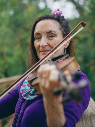 A mature woman concentrates while playing the violin Philadelphia, Pennsylvania, United States CR_VDXM251026-1869507-01 ,model released, Symbolfoto