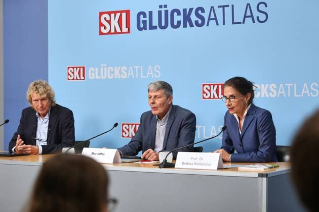 Berlin, Deutschland, 27.10.2025: Haus der Bundespressekonferenz: Pressekonferenz: SKL Glücksatlas 2025: L-R: Bernd Raffelhüschen, Max Höfer und Bettina Rothärmel *** Berlin, Germany, 27 10 2025 House of the Federal Press Conference Press Conference SKL Happiness Atlas 2025 L R Bernd Raffelhüschen, Max Höfer and Bettina Rothärmel Copyright: xdtsxNachrichtenagenturx dts_91078