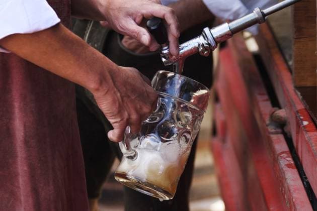 Anzapfen DEU, Deutschland, 20251018, Bierausschank *** Tapping DEU, Germany, 20251018, Beer tapping
