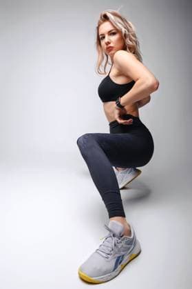 Full length portrait of a sporty young woman sitting on the floor. Lviv, Lviv Oblast, Ukraine R_JUCE2510237E-1869652-01 ,model released, Symbolfoto