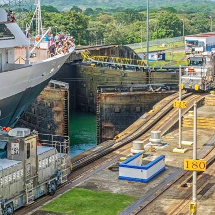 Kreuzfahrtschiff durch den Panamakanal, Panama, Mittelamerika Cruise Ship Passing Through The Panama Canal, Panama, Central America (License=RM) Copyright: xZoonar.com GrahamxMulrooneyx 12091864