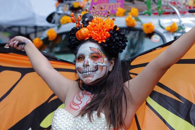 A woman taking part during the Mega Procession of Catrinas parade as part of Dia de muertos celebrations at Reforma Avenue. on October 26, 2025 in Mexico City, Mexico. Mexico City Mexico - ZUMAe321 20251026_zia_e321_030 Copyright: xCarlosxSantiagox