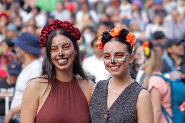 Women taking part during the Mega Procession of Catrinas parade as part of Dia de muertos celebrations at Reforma Avenue. on October 26, 2025 in Mexico City, Mexico. Mexico City Mexico - ZUMAe321 20251026_zia_e321_036 Copyright: xCarlosxSantiagox