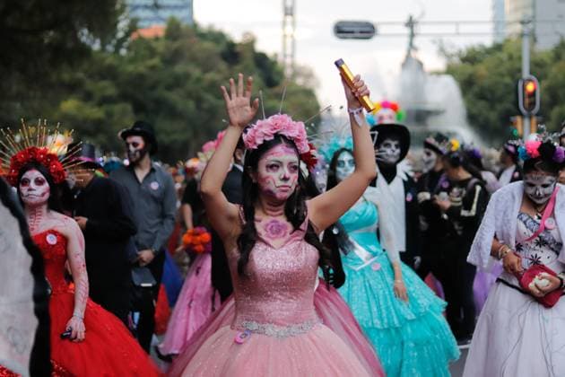 A woman taking part during the Mega Procession of Catrinas parade as part of Dia de muertos celebrations at Reforma Avenue. on October 26, 2025 in Mexico City, Mexico. Mexico City Mexico - ZUMAe321 20251026_zia_e321_051 Copyright: xCarlosxSantiagox