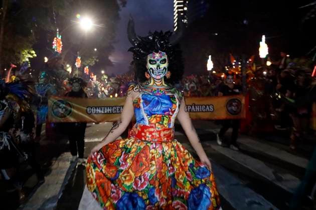 A person taking part during the Mega Procession of the Catrinas on Paseo de la Reforma Avenue, prior to the Day of the Dead celebrations. on October 26, 2025 in Mexico City, Mexico. Mexico City Mexico - ZUMAe321 20251026_zia_e321_100 Copyright: xLuisxBarronx