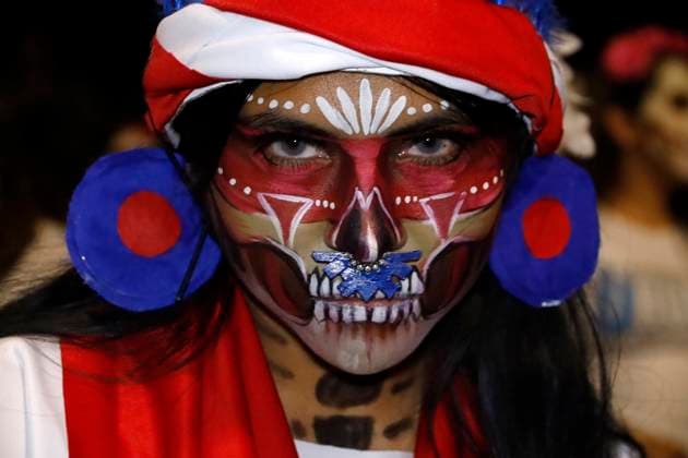 A person taking part during the Mega Procession of the Catrinas on Paseo de la Reforma Avenue, prior to the Day of the Dead celebrations. on October 26, 2025 in Mexico City, Mexico. Mexico City Mexico - ZUMAe321 20251026_zia_e321_105 Copyright: xLuisxBarronx