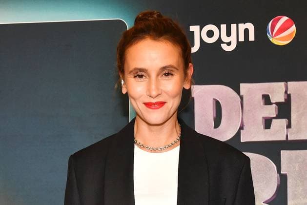 Peri Baumeister bei der Premiere zur 6. Staffel von Der letzte Bulle (Amazon Prime & SAT.1) am 27.10.2025 im Gloria Palast in Muenchen Premiere in Muenchen - Der letzte Bulle (Amazon Prime & SAT.1) kehrt auf die Serienbuehne zurueck