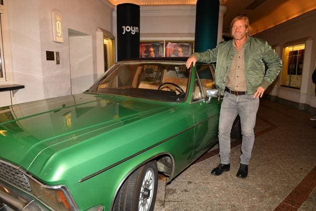 Henning Baum kehrt als Der letzte Bulle ( Amazon Prime, SAT.1 und Joyn) auf die Serienbuehne zurueck. Nach 2014 startet die neue 6. Staffel Ende Oktober bei Amazon Prime und ab 24. November 2025 bei Sat.1 und Joyn. Zur heutigen Premiere am 27.10.2025 im Gloria Palast in Muenchen zeigte sich der Hauptdarsteller stilecht mit seinem kultigen gruenen Opel Diplomat Ermittlerwagen¦ Premiere in Muenchen - Der letzte Bulle (Amazon Prime & SAT.1) kehrt auf die Serienbuehne zurueck