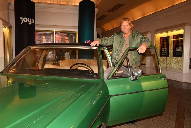 Henning Baum kehrt als Der letzte Bulle ( Amazon Prime, SAT.1 und Joyn) auf die Serienbuehne zurueck. Nach 2014 startet die neue 6. Staffel Ende Oktober bei Amazon Prime und ab 24. November 2025 bei Sat.1 und Joyn. Zur heutigen Premiere am 27.10.2025 im Gloria Palast in Muenchen zeigte sich der Hauptdarsteller stilecht mit seinem kultigen gruenen Opel Diplomat Ermittlerwagen¦ Premiere in Muenchen - Der letzte Bulle (Amazon Prime & SAT.1) kehrt auf die Serienbuehne zurueck