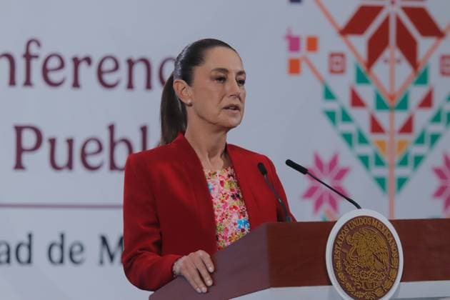 Mexico™s President Claudia Sheinbaum Holds Briefing Mexico s President Claudia Sheinbaum speaks during a news conference about the Salinas Group s fiscal debt and reiterated that the United States will not interfere in Mexico. on October 27, 2025 in Mexico City, Mexico. (Photo by Carlos Santiago Eyepix Group) Copyright: xCarlosxSantiagox xEyepixxGroupx CS_27102025_172114