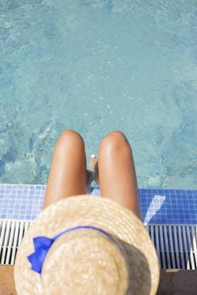 Schönes Mädchen mit Hut in der Nähe eines blauen Pools Sonne, Sommer, Hitze Beautiful girl in a hat near a blue pool - sun, summer, heat Copyright: imageBROKER SergiyxArtsaba ibxiqx14682499.jpg