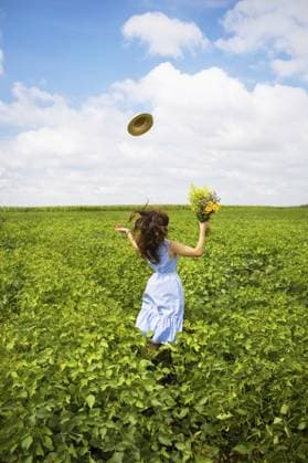 Schönes Mädchen steht mit einem Strauß gelber Blumen auf dem Feld und wirft ihren Hut in den Himmel Beautiful girl stands in the field with a bouquet of yellow flowers and throws her hat to the sky Copyright: imageBROKER SergiyxArtsaba ibxiqx14685226.jpg ,model released, Symbolfoto ,property released