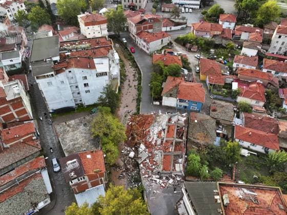 6.1 magnitude earthquake strikes western Turkiye BALIKESIR, TURKIYE - OCTOBER 28: An aerial view of the collapsed building after a 6.1 magnitude earthquake struck in the Sindirgi district at 22:48 local time on October 28, 2025, in Balikesir, Turkiye. Mehmet Emin Mengüarslan Anadolu Balikesir Turkey. Editorial use only. Please get in touch for any other usage.  Copyright: x2025xAnadoluxMehmetxEminxMengüarslanx
