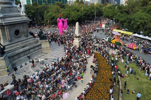 2025 Mega Procession of Catrinas People taking part during the Mega Procession of Catrinas parade as part of Dia de muertos celebrations at Reforma Avenue. on October 26, 2025 in Mexico City, Mexico. Mexico City CDMX Mexico Copyright: xCarlosxSantiagox