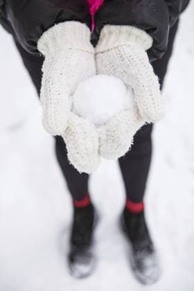Junge Frau hält natürlichen, weichen weißen Schnee in ihren Händen, um einen Schneeball zu machen, Wintertag im Wald, im Freien Young woman holding natural soft white snow in her hands to make a snowball, winter day in the forest, outdoors Copyright: imageBROKER SergiyxArtsaba ibxiqx14687715.jpg ,model released, Symbolfoto ,property released
