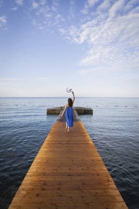 Serbien Montenegro, Budva. Ein Mädchen in einem blauen Kleid liegt auf einem Holzsteg in der Nähe des Meeres, ein wunderschöner Himmel mit Wolken. Urlaubskonzept, Reise nach Europa Montenegro, Budva. A girl in a blue dress lies on a wooden pier near the sea, a beautiful sky with clouds. Vacation concept, travel to Europe Copyright: imageBROKER SergiyxArtsaba ibxiqx14688008.jpg ,model released, Symbolfoto ,property released