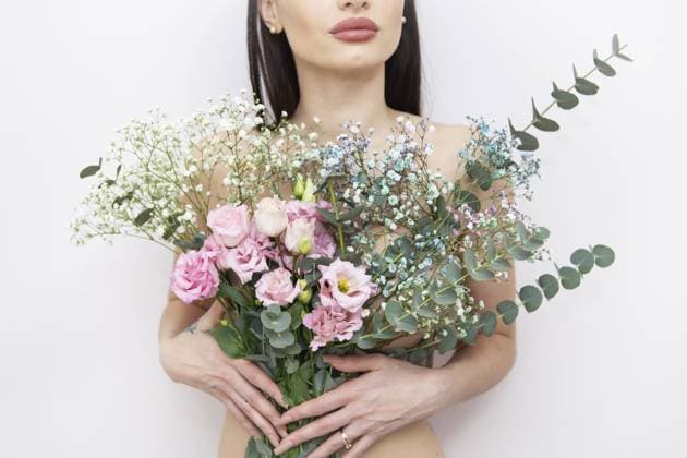 Die Hände des Mädchens halten einen sehr schönen Frühlingsblumenstrauß: rosa Eustoma, mehrfarbige Schleierkraut, Eukalyptus. Zusammensetzung der Blumen. Frühling, 8. März The girl s hands are holding a very beautiful spring bouquet of flowers: pink eustoma, gypsophila multicolored, eucalyptus. Flower composition. Spring, 8 March Copyright: imageBROKER SergiyxArtsaba ibxiqx14688355.jpg ,model released, Symbolfoto ,property released