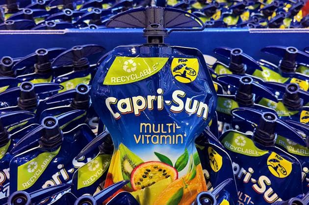 Capri-Sun, Multi Vitamin - Saft. Capri-Sun ist ein vom deutschen Unternehmer Rudolf Wild 1969 unter dem Namen Capri-Sonne eingeführtes Fruchtsaftgetränk. Den deutschen Namen trug die Marke bis 2017. In der Schreibweise Capri Sun und mit abgewandeltem visuellen Auftreten werden die Getränke von Kraft Heinz in den Vereinigten Staaten in Lizenz vertrieben. In Grossbritannien, Frankreich, den Niederlanden und anderen europäischen Ländern ist Coca-Cola European Partners für Vermarktung, Vertrieb und Verkauf zuständig