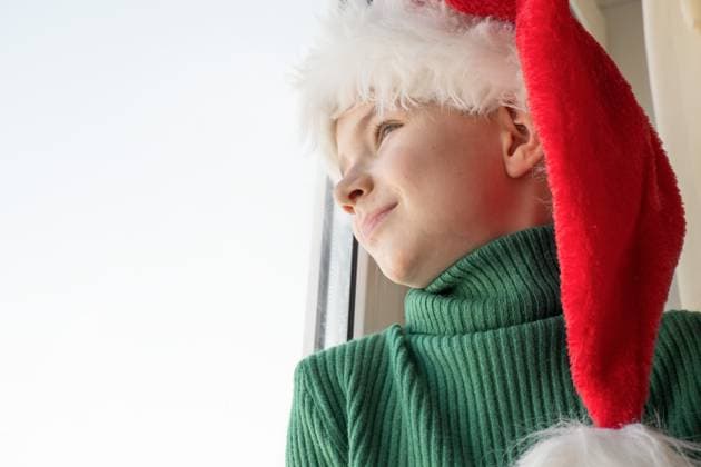 Konzept der Kinderträume. Freundschaft. Ein einsamer kleiner Junge mit einer Weihnachtsmannmütze steht traurig am Fenster und wartet auf Geschenke, während das Kind aus dem Fenster schaut und auf den Weihnachtsmann wartet. Das Baby sitzt auf der Fensterba Children s dreams concept. Friendship. A lonely little boy in a Santa Claus hat is sad at the window waiting for gifts, looking out the window, the child is waiting for Santa Claus. The baby is sitting on the windowsill. (License=RF) ,model released, Symbolfoto Copyright: xZoonar.com EkaterinaxZolinax 24093559 ,model released, Symbolfoto ,property released