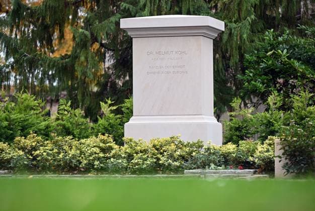 Das neu gestaltete Grab des frueheren Bundeskanzlers Helmut Kohl (CDU), der am 16. Juni 2017 im Alter von 87 Jahren starb, im Adenauer-Park in Speyer (Foto vom 28.10.2025). Wo zuvor ueber Jahre hinweg ein schlichtes Holzkreuz stand, erinnert nun ein 2,50 Meter hoher Gedenkstein aus hellgelben Sandstein mit der Inschrift Kanzler der Einheit und Ehrenbuerger Europas an den verstorbenen Altkanzler. Errichtet wurde das Grabmal von dessen Witwe Maike Kohl-Richter. Damit endet ein achtjaehriger Streit der Witwe und der Angehoerigen um das unfertige Grab. (Siehe epd-Meldung vom 28.10.2025) EDITORIAL USE ONLY *** The newly designed grave of former Chancellor Helmut Kohl CDU, who died on June 16, 2017 at the age of 87, in Adenauer Park in Speyer Copyright: epd-bild UlixDeck Uli_Deck_281025_Grab_Kohl_4680