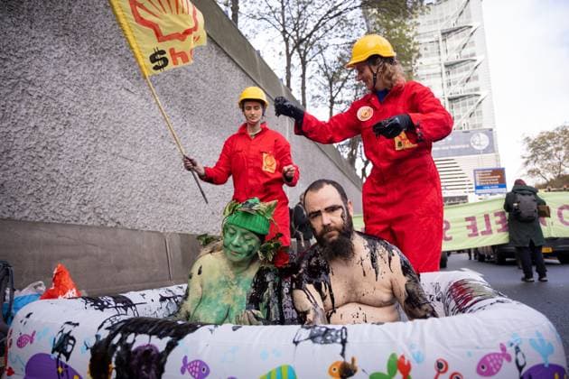 THE HAGUE - Climate activists from the action group Extinction Rebellion (XR) are once again blocking the section of the A12 motorway next to the Malieveld and the House of Representatives in the run-up to the Dutch parliamentary elections. The group, which has blocked the section of road dozens of times before, is calling on political parties to commit to a halt to new fossil fuel projects and an end to all fossil fuel subsidies. ANP Sebastiaan Barel netherlands out - belgium out  Copyright: xx x540543581x originalFilename: 540543581.jpg