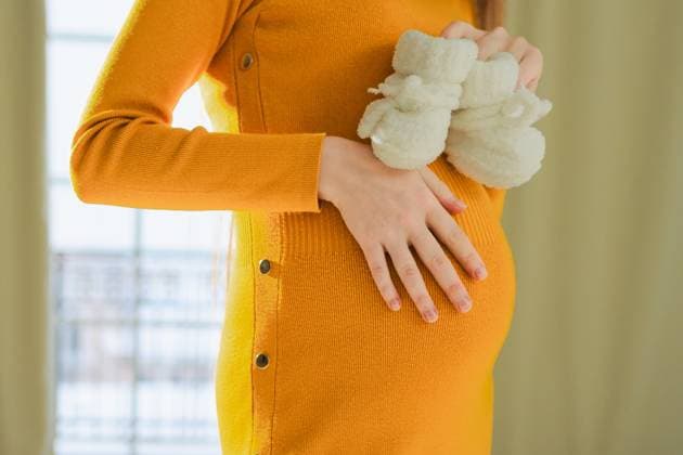 Schwangerschaft Mutterschaft Menschen Erwartung Zukunft. Big Bauch der schwangeren Frau, neugeborenes Baby Booties in den Händen zu schließen. Mutter genießt Schwangerschaft entspannt zu Hause. Mutterschaft Zärtlichkeit Elternschaft neues Leben. Schwangerschaft Mutterschaft Menschen Erwartung Zukunft. Big Bauch der schwangeren Frau, neugeborenes Baby Booties in den Händen zu schließen. Mutter genießt Schwangerschaft entspannt zu Hause. Mutterschaft Zärtlichkeit Elternschaft neues Leben. (License=RF) ,model released, Symbolfoto Copyright: xZoonar.com IuliiaxZavalishinax 24096810 ,model released, Symbolfoto ,property released