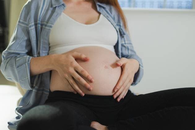 Schwangerschaft Mutterschaft Menschen Erwartung Zukunft. Schwangere Frau Hände berühren großen Bauch. Mädchen umarmt ihren Bauch genießt Schwangerschaft zu Hause. Mutterschaft Zärtlichkeit Elternschaft neues Leben Konzept. Schwangerschaft Mutterschaft Menschen Erwartung Zukunft. Schwangere Frau Hände berühren großen Bauch. Mädchen umarmt ihren Bauch genießt Schwangerschaft zu Hause. Mutterschaft Zärtlichkeit Elternschaft neues Leben Konzept. (License=RF) ,model released, Symbolfoto Copyright: xZoonar.com IuliiaxZavalishinax 24096884 ,model released, Symbolfoto ,property released