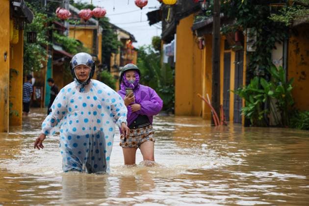 VIETNAM, HOI AN - OCTOBER 28, 2025: People walk in a flooded street following heavy monsoon rains. Hoi An Vietnam  - ZUMAt113 20251028_zaa_t113_277 Copyright: xPavelxKaravashkinx