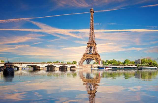 Paris berühmtes Wahrzeichen Eiffelturm über der Seine mit Brücke, Sonnenuntergang Blick, Frankreich - Bildmontage Paris famous landmark Eiffel Tower over the Seine with bridge, sunset view, France. (License=RF) Copyright: xZoonar.com AlexAntonx 24099749