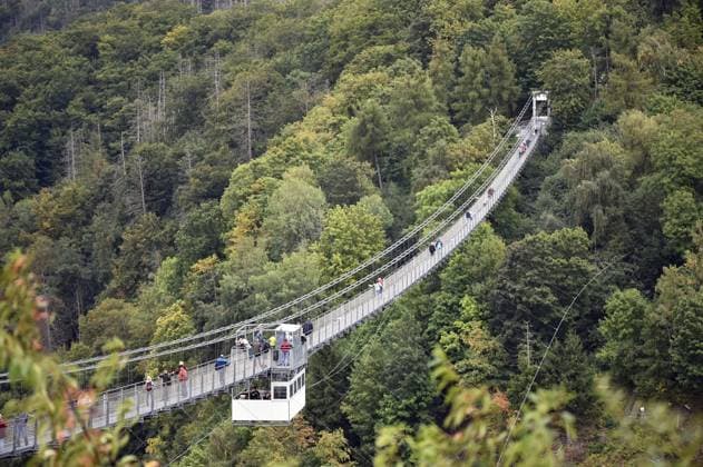 Hängebrücke, Seilbrücke Titan RT über der Rappbodetalsperre im Harz, Sachsen-Anhalt, Deutschland Suspension bridge, Titan RT rope bridge over the Rappbode dam in the Harz Mountains, Saxony-Anhalt, Germany Copyright: imageBROKER Klaus-DieterxMöbus iblkmb15483367.jpg