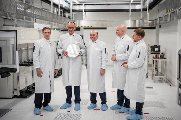 Der Bundeskanzler bekommt einen Wafer aus der Produktion überreicht - Jens Kober, Bereichsleiter GlobalFoundries, Friedrich Merz Bundeskanzler, Manfred Horstmann, Geschäftsführer, Tim Breen, Chief Executive Officer CEO GlobalFoundries, Michael Kretschmer, Ministerpräsident Sachsen (von links);Reinraum Globalfoundries Dresden Antrittsbesuch des Bundeskanzlers im Bundesland Sachsen, Dresden Sachsen Deutschland Globalfoundries *** The Federal Chancellor is presented with a wafer from production Jens Kober, Division Manager GlobalFoundries, Friedrich Merz Federal Chancellor, Manfred Horstmann, Managing Director, Tim Breen, Chief Executive Officer CEO GlobalFoundries, Michael Kretschmer, Minister President of Saxony from left Cleanroom G