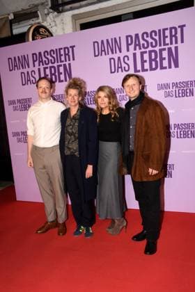 Lukas Rueppel, Schauspieler Neele Leana Vollmar.Regisseurin Drehbuchautorin Anke Engelke Schauspielerin Hauptdarstellerin Michael Kranz Schauspieler Muenchen 28.10.2025 Rio Filmpalast Premiere Dann passiert das Leben Foto Muenchen