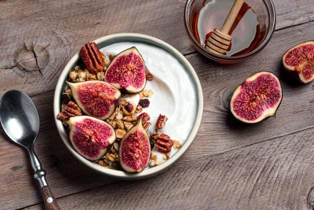IMAGO Creative, Food, High Protein Frühstück Granola-Frühstücksbowl mit Feigen und Pekannüssen Granola bowl with figs and pecan nuts on wooden background, top view. Breakfast bowl with greek yogurt, granola, honey, fruits and nuts. (License=RF) Copyright: xZoonar.com OksanaxBratanovax 24106639