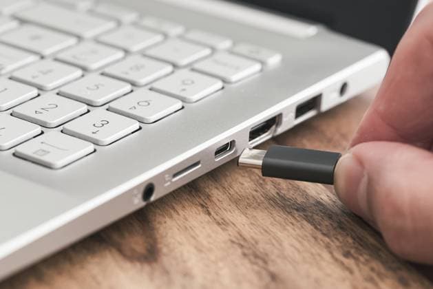 USB-Typ-C-Stecker in Laptop einstecken insert USB type c plug into USB port on laptop computer (License=RF) Copyright: xZoonar.com CH.xHORZx 18913518