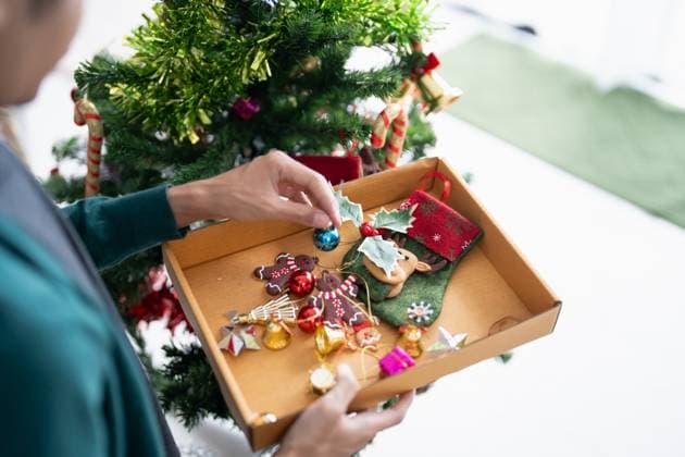 Glückliche Hände Schmücken Weihnachtsbaum für Weihnachten Urlaub. Happy hands Decorating Christmas tree for xmas holiday (License=RF) ,model released, Symbolfoto Copyright: xZoonar.com SirijitxJongcharoenkulchaix 24107784 ,model released, Symbolfoto ,property released