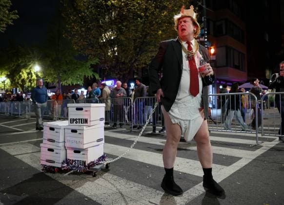 October 28, 2025, Washington District of Columbia, USA: A participant mimicking the US President Donald Trump.take part in the 38th Annual 17th Street High Heel Race in the Dupont Circle neighborhood of Washington, D.C.. Since 1986, costumed drag queens and others in the LGBTQ community have participated in the race held on the Tuesday before Halloween. Washington USA - ZUMAs337 20251028_znp_s337_005 Copyright: xGentxShkullakux