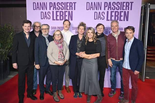 Benjamin Herrmann, Dorothee Erpenstein, Robert Marciniak, Lukas Rüppel, Neele Leana Vollmar, Anke Engelke und Michael Kranz mit Team bei der Premiere des Kinofilms Dann passiert das Leben im Rio Filmpalast. München, 28.10.2025