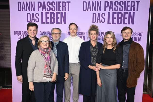 Benjamin Herrmann, Dorothee Erpenstein, Robert Marciniak, Lukas Rüppel, Neele Leana Vollmar, Anke Engelke und Michael Kranz bei der Premiere des Kinofilms Dann passiert das Leben im Rio Filmpalast. München, 28.10.2025