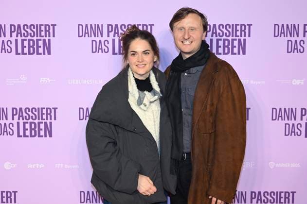 Michael Kranz mit Begleitung bei der Premiere des Kinofilms Dann passiert das Leben im Rio Filmpalast. München, 28.10.2025