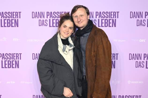 Michael Kranz mit Begleitung bei der Premiere des Kinofilms Dann passiert das Leben im Rio Filmpalast. München, 28.10.2025