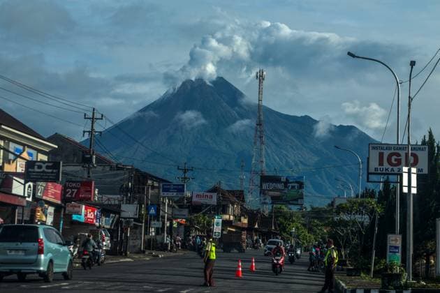 October 29, 2025, Sleman, Yogyakarta Special Region, INDONESIA: Volcanic smoke (sulfur) from Mount Merapi is seen rising from its summit in Sleman, Sleman, on the morning of October 29, 2025. Mount Merapi, which erupted violently in 2010 and killed dozens, erupted again, sending pyroclastic flows as far as 1,200 meters upstream of the Krasak River. The Yogyakarta Geological Agency urged residents to remain alert for a larger eruption and lava rain. Sleman INDONESIA - ZUMAr184 20251029_zap_r184_003 Copyright: xAntoniusxJagadxSRx
